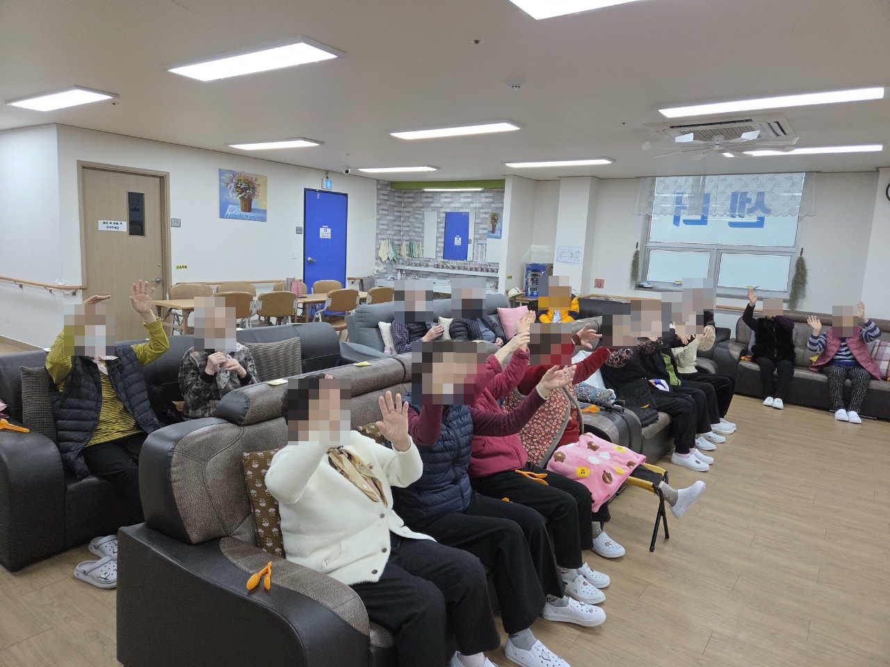 /user/y/youth/editor/2511/ec40d363189b0de4e0dc1f00c3e1cc68_1763592445_3434.jpg 이미지크게보기